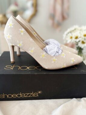 JustFab Daisy Embroidered Pumps 8.5E (Wide Width) — Blush Beige — NEW!